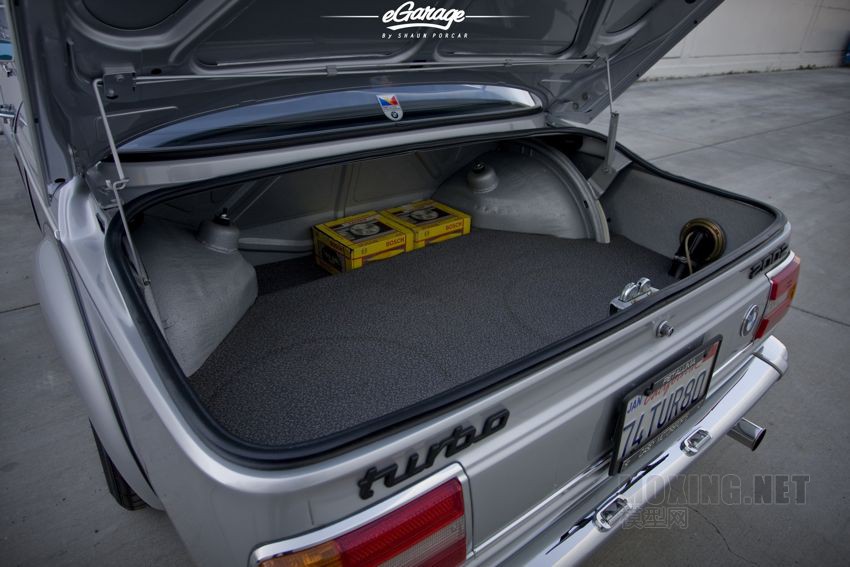 BMW-2002-Turbo-trunk.jpg