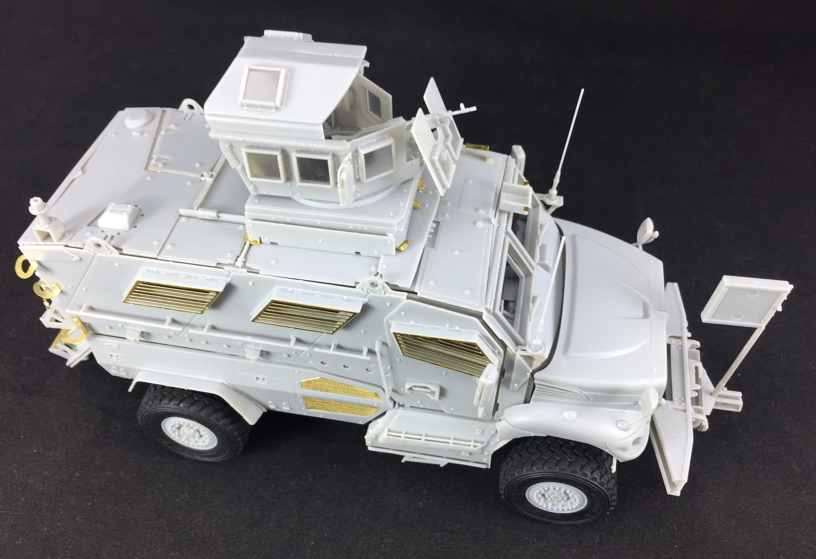 威骏新品(cb35142)-1/35美国m1224 maxxpro 反地雷伏击装甲车