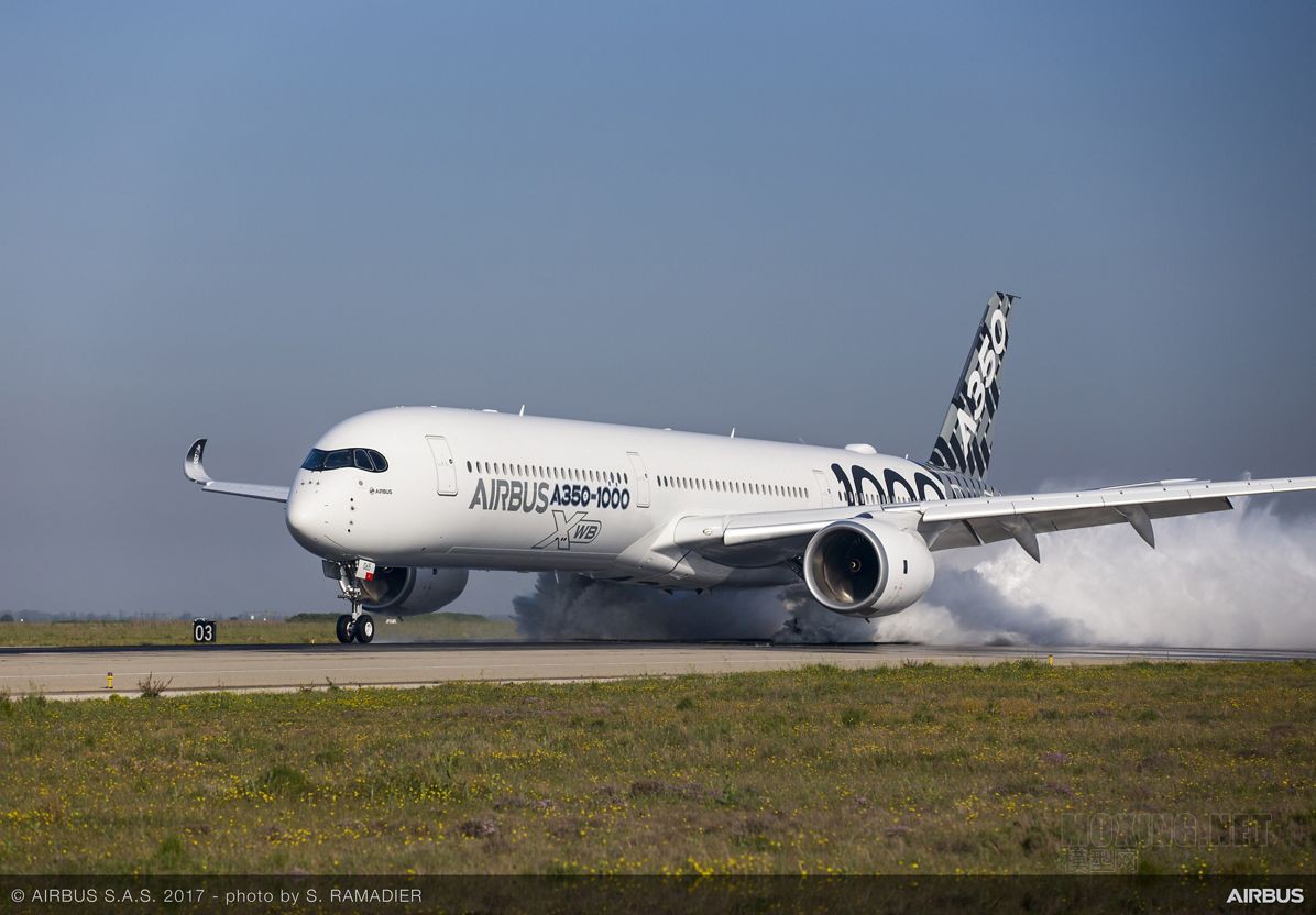 A350-1000-flooded-runway.jpg